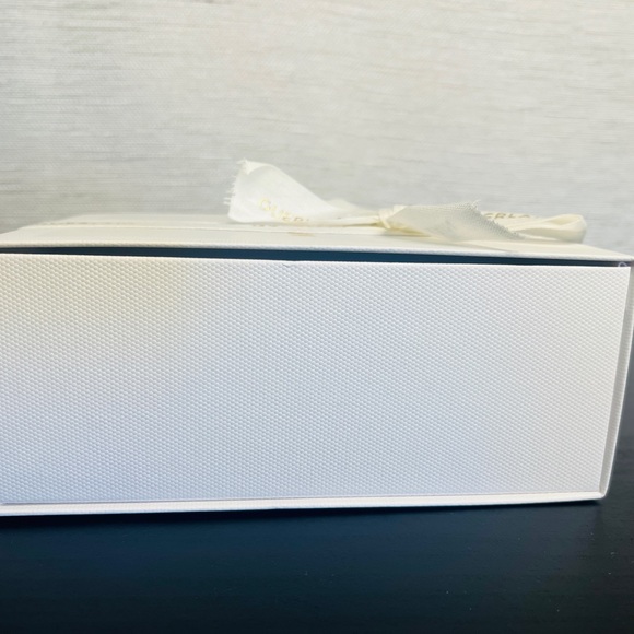Guerlain White Box with Gold Accents - Picture 4 of 4